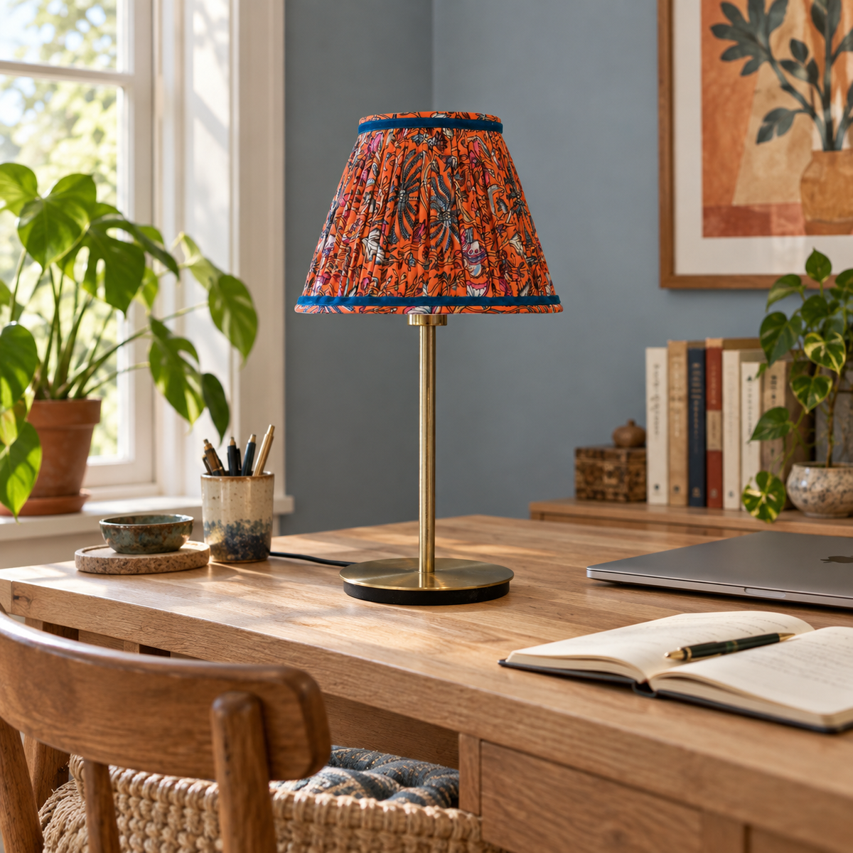 lampe de bureau avec un abat-jour plissé tissu indien orange. Réalisé à la main en Bretagne
