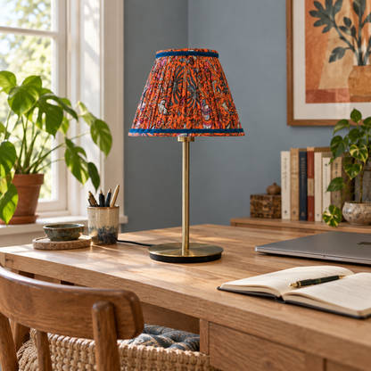 lampe de bureau avec un abat-jour plissé tissu indien orange. Réalisé à la main en Bretagne
