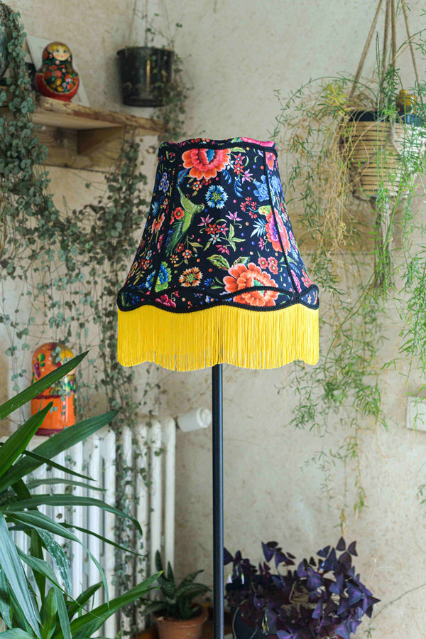 abat jour artisanal de forme pagode réalisé en velours et franges jaunes. Pour pied de lampe