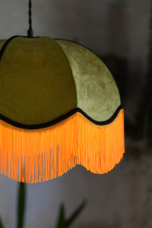 Un abat jour en suspension dome velours kaki et franges oranges. Ambiance bohème vintage