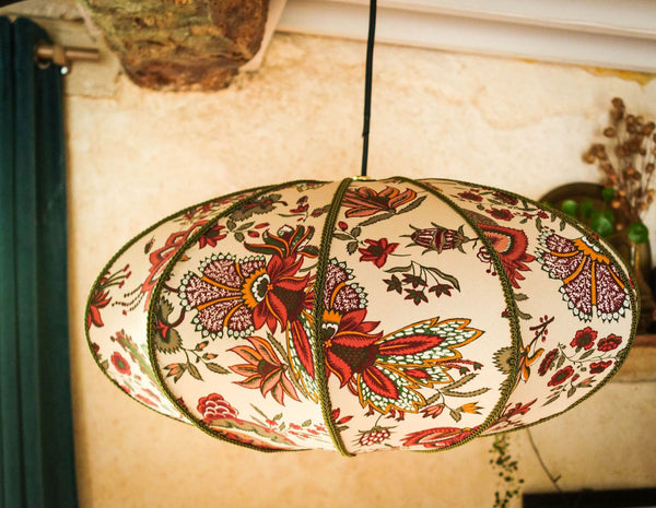abat-jour réalisé sur mesure en forme cylindre aplati en tissu lelièvre inspiration indienne. Commande sur mesure