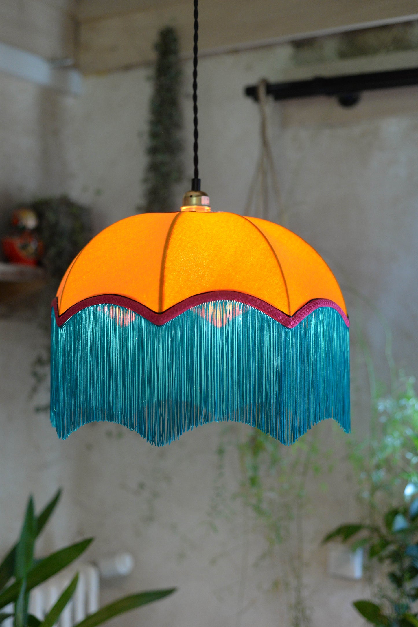 Abat-jour suspension vintage original en velours orange et franges bleue