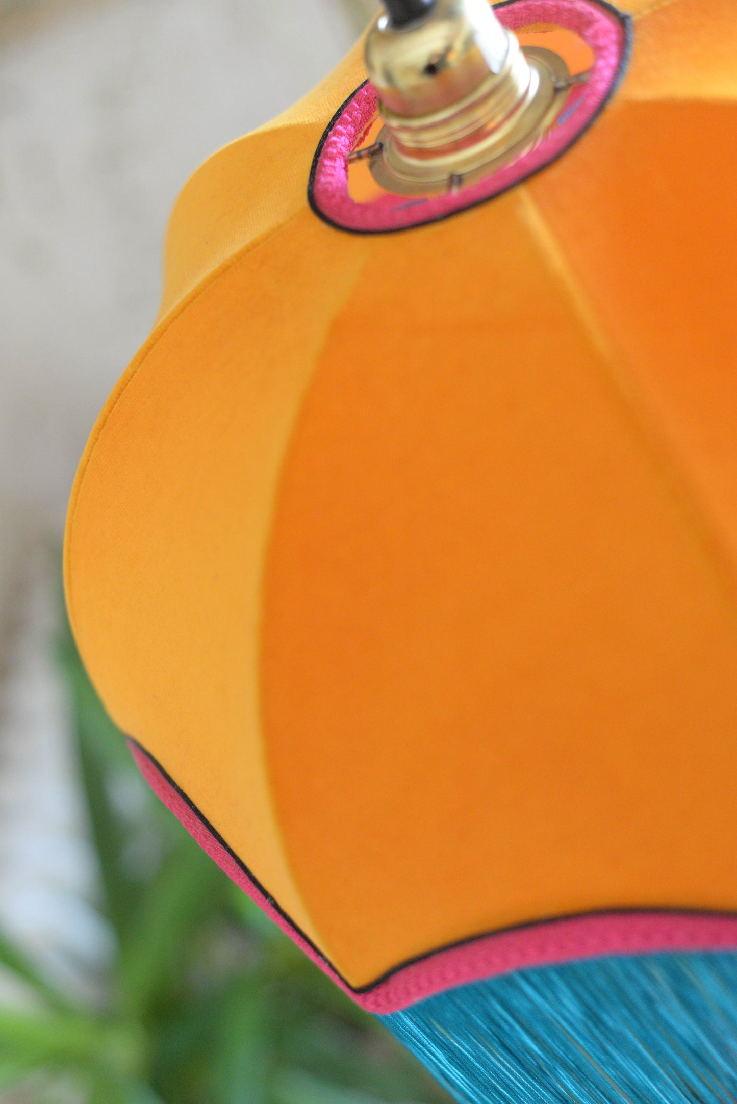 Abat-jour suspension vintage original en velours orange et franges bleue
