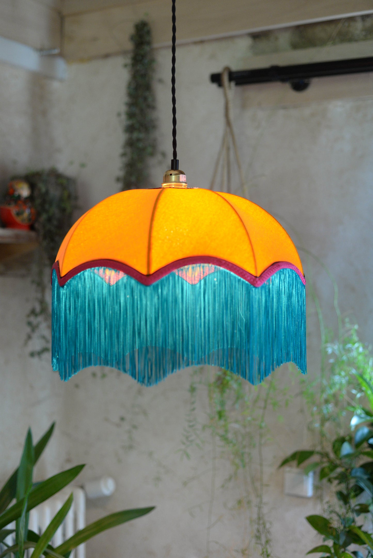 Abat-jour suspension vintage original en velours orange et franges bleue
