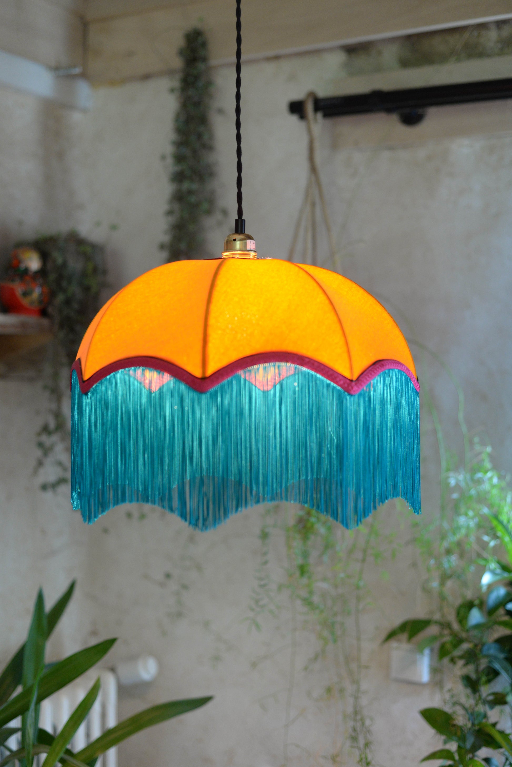 Abat-jour suspension vintage original en velours orange et franges bleue
