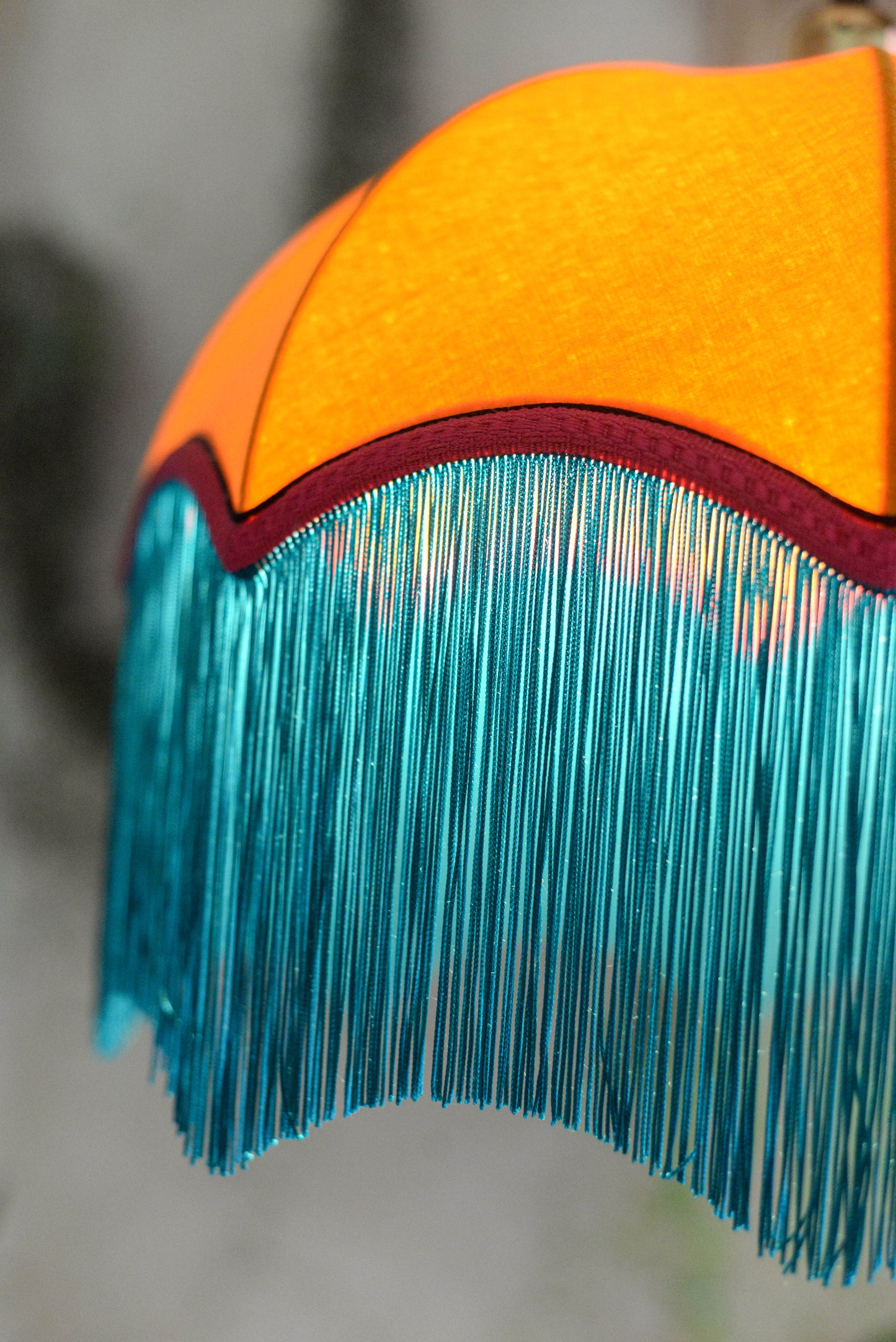 Abat-jour suspension vintage original en velours orange et franges bleue