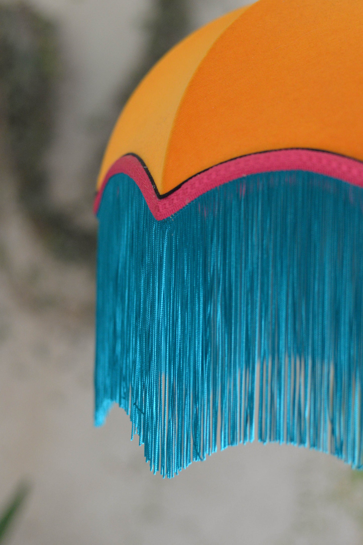 Abat-jour suspension vintage original en velours orange et franges bleue