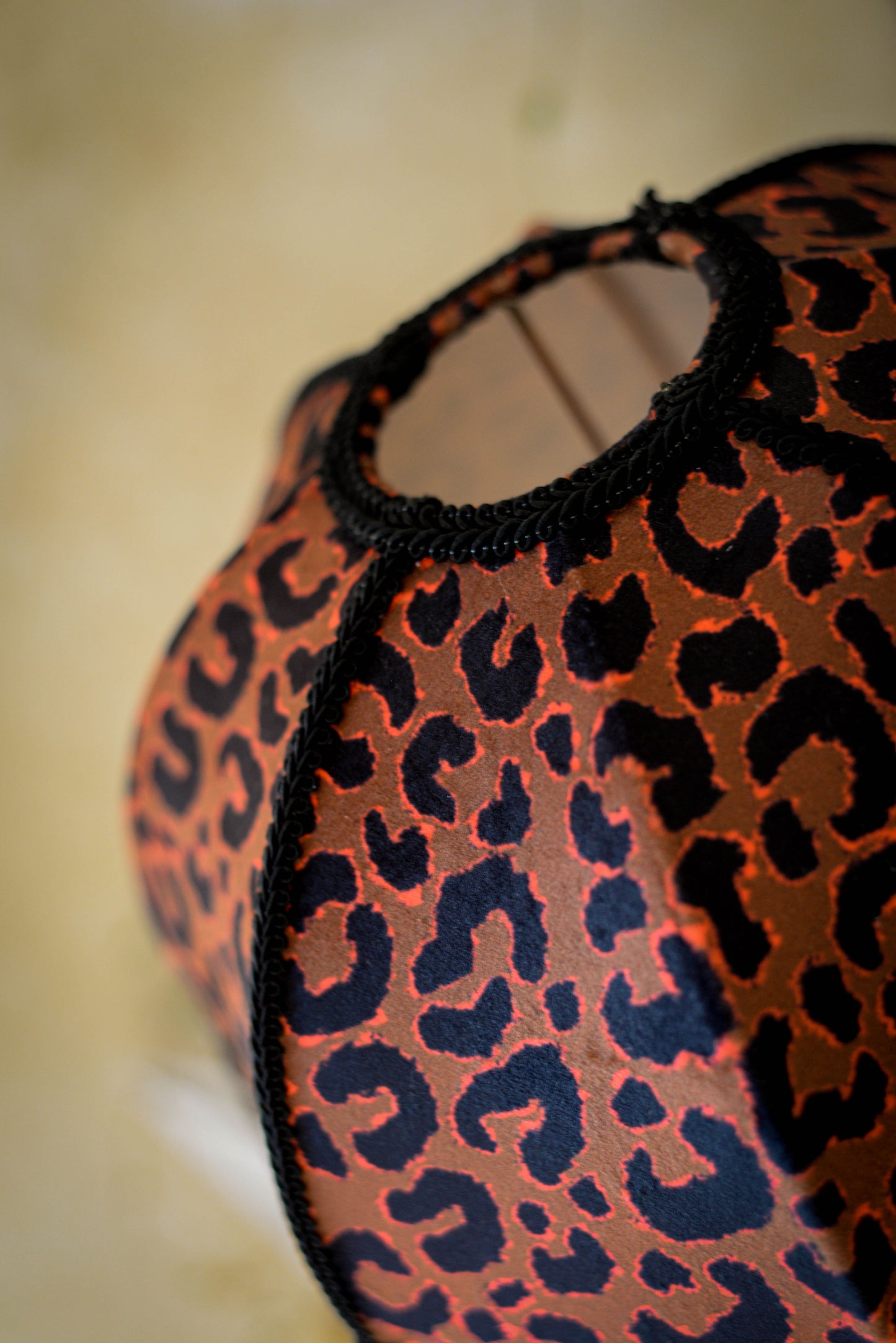 abat-jour en forme de dôme pour pied de lampe en velours léopard et franges noires. Réalisé par une créatrice près de rennes en Bretagne