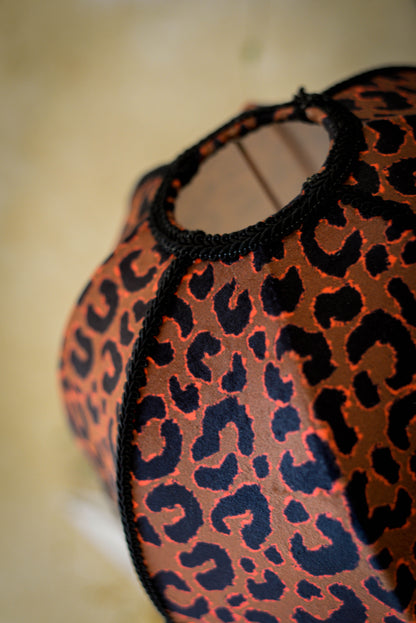 abat-jour en forme de dôme pour pied de lampe en velours léopard et franges noires. Réalisé par une créatrice près de rennes en Bretagne