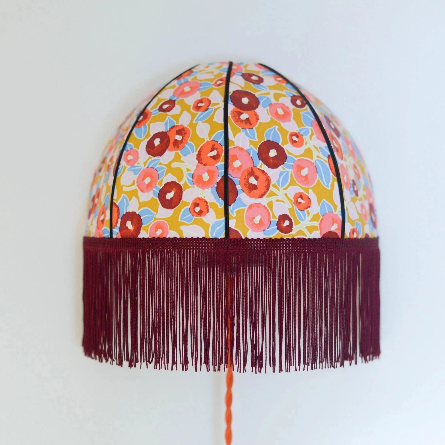 applique murale en forme de demi dome réalisée en papier japonais et franges bordeaux
