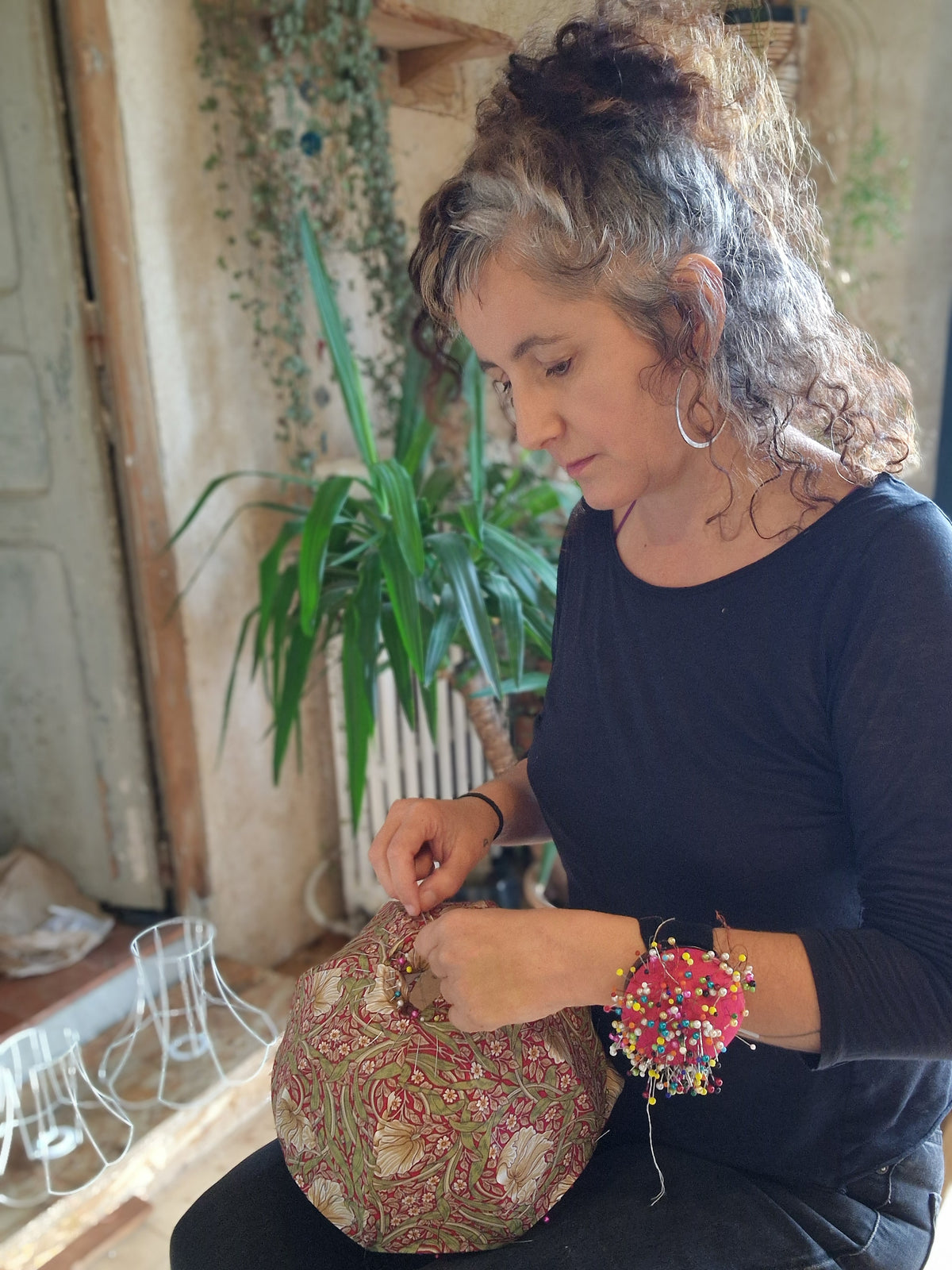 artisane abat-jouriste près de rennes réalisant un abat-jour sur mesure