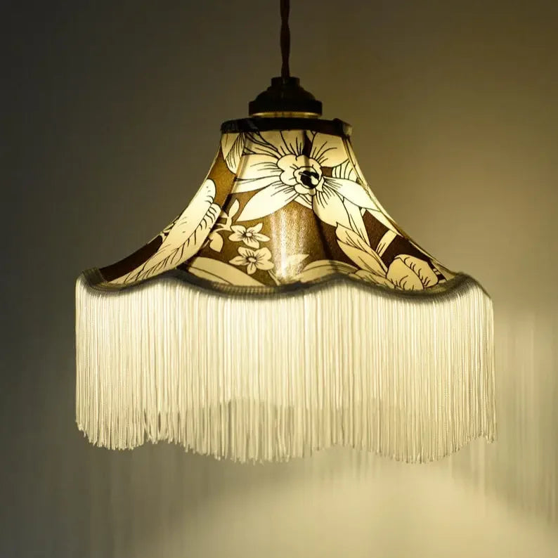 Baladeuse à suspendre pagode tissu satin kaki/franges écrues - Lumière à tous les Etages 