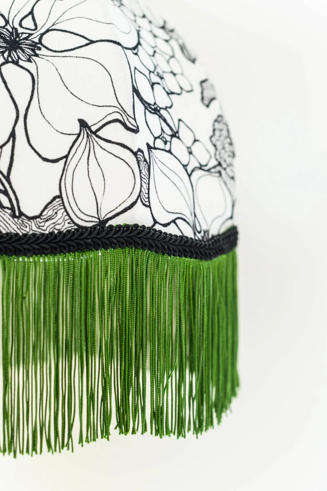 Vue rapprochée d'un abat jour vintage à franges tissu Thévenon noir et blanc