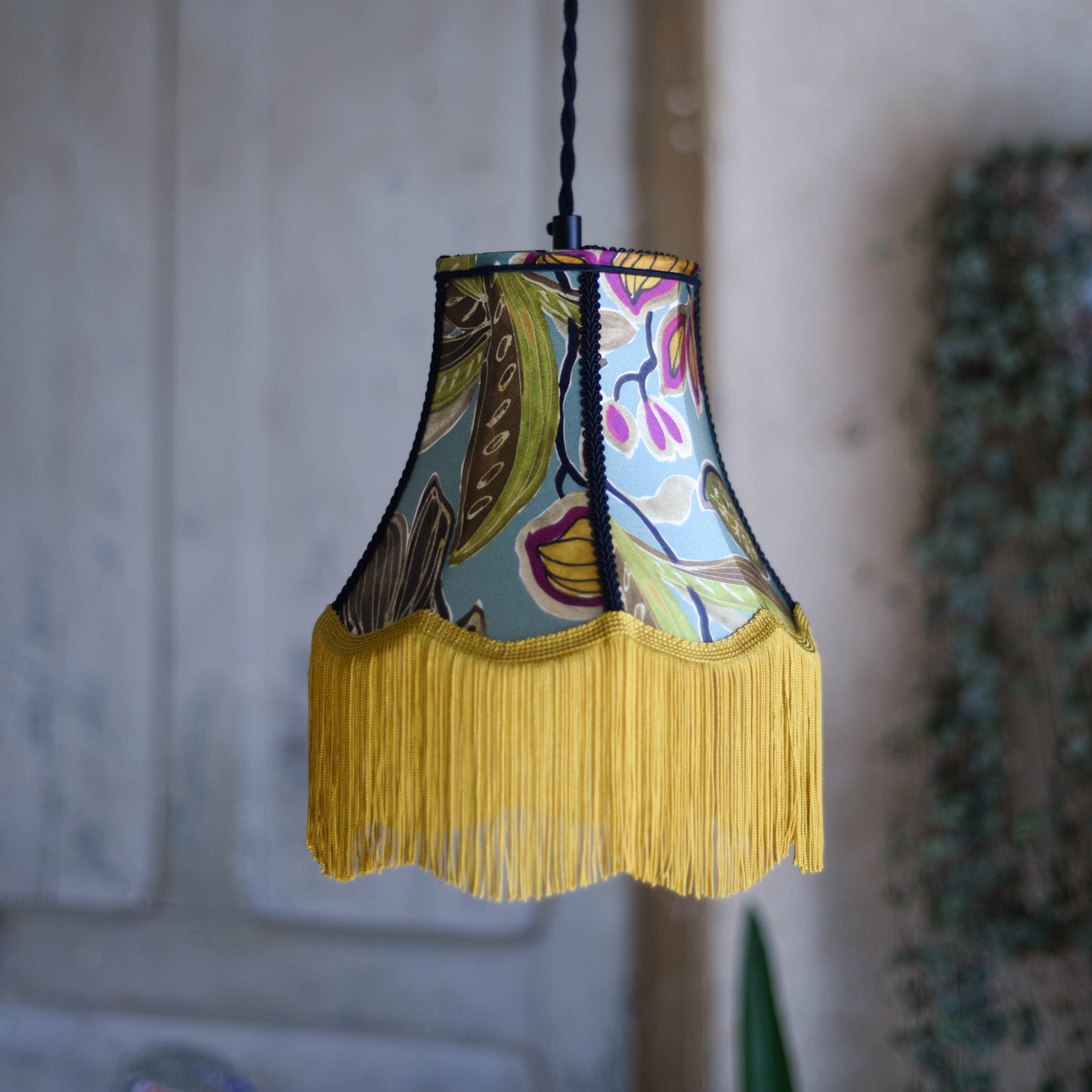 une baladeuse vintage en forme de pagode avec un tissu en soie à motifs floraux sur fond bleu. Cordon torsadé noir. Création sur mesure unique d'une abat jour près de rennes en bretagne