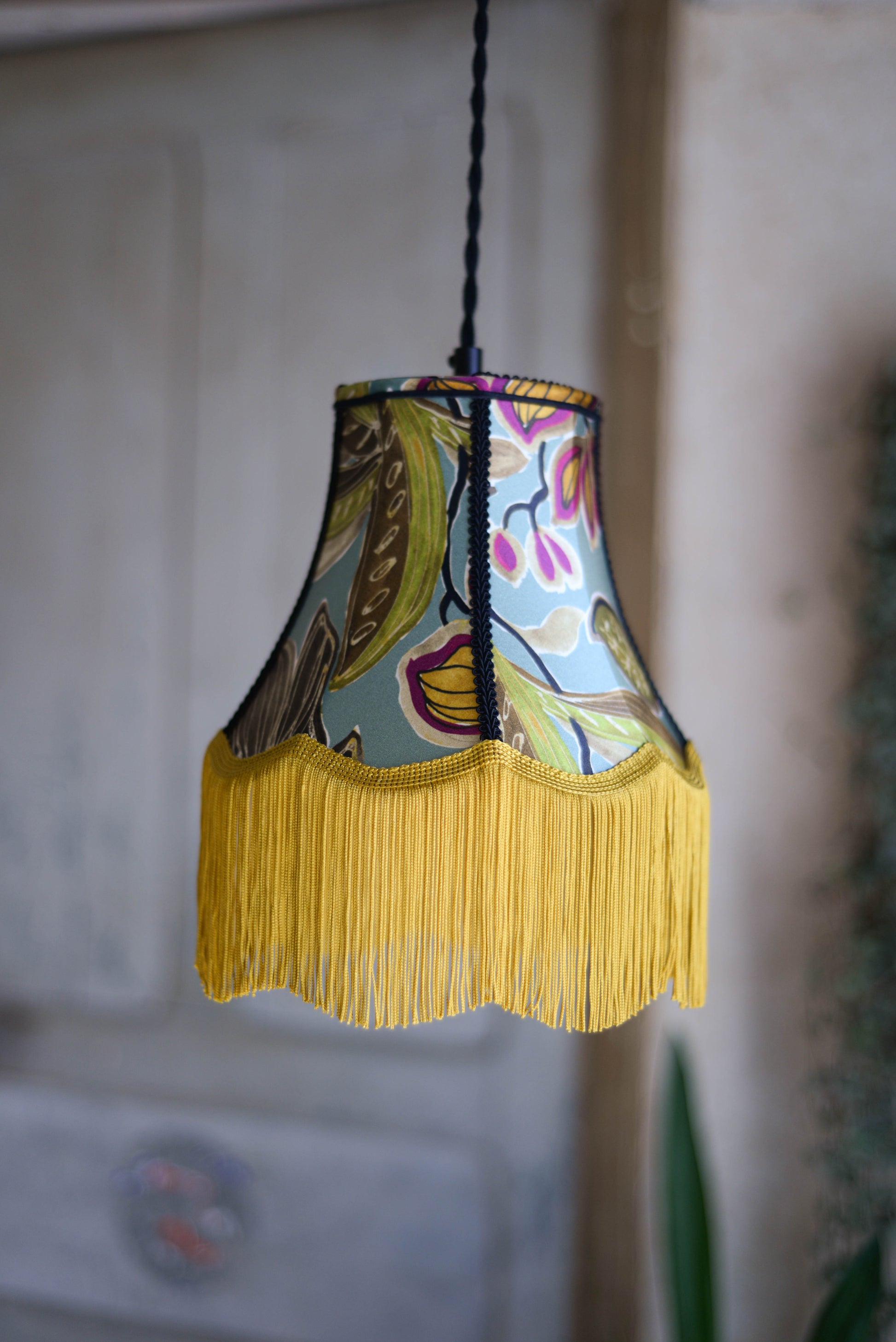 une baladeuse vintage en forme de pagode avec un tissu en soie à motifs floraux sur fond bleu. Cordon torsadé noir. Création sur mesure unique d'une abat jour près de rennes en bretagne