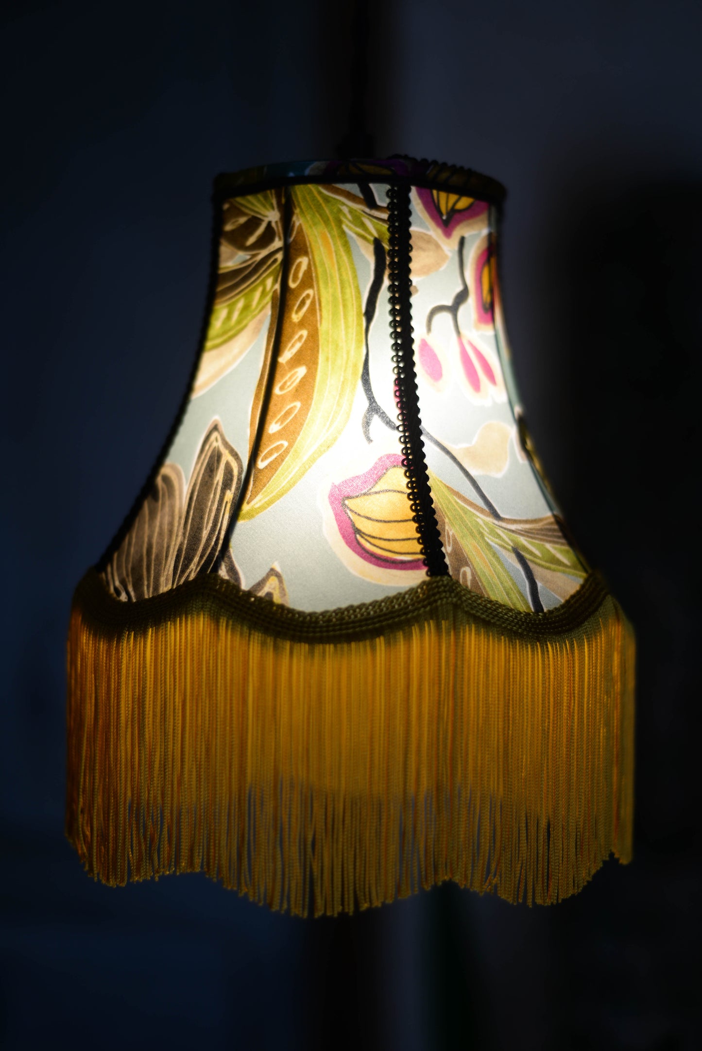 vue éclairée d'une baladeuse vintage en forme de pagode avec un tissu en soie à motifs floraux sur fond bleu. Cordon torsadé noir. Création sur mesure unique d'une abat jour près de rennes en bretagne