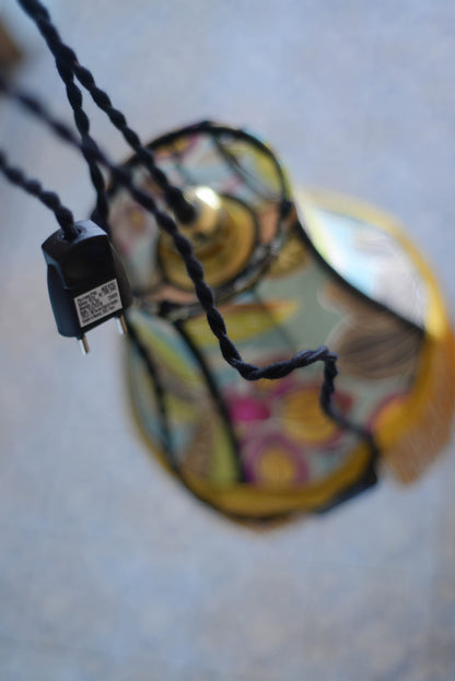 une baladeuse vintage en forme de pagode avec un tissu en soie à motifs floraux sur fond bleu. Cordon torsadé noir. Création sur mesure unique d'une abat jour près de rennes en bretagne