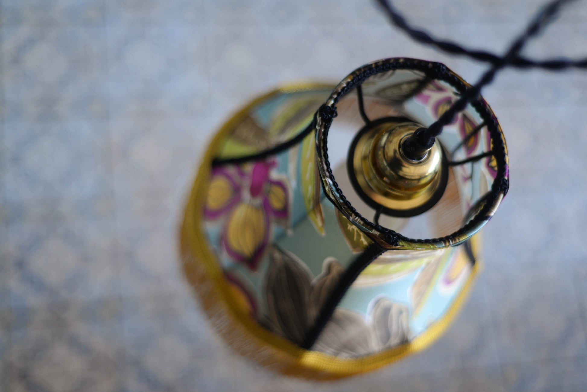 une baladeuse vintage en forme de pagode avec un tissu en soie à motifs floraux sur fond bleu. Cordon torsadé noir. Création sur mesure unique d'une abat jour près de rennes en bretagne