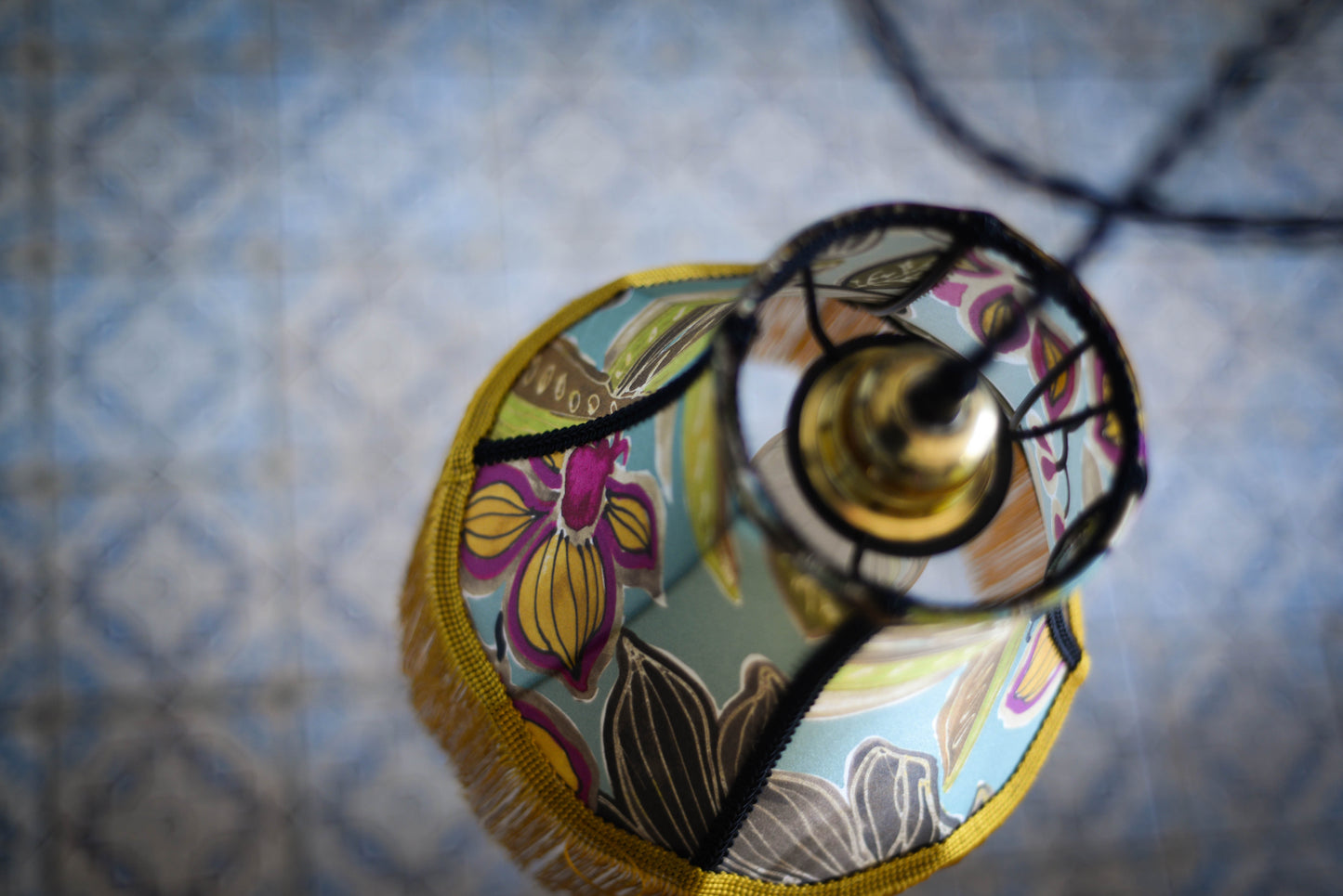 une baladeuse vintage en forme de pagode avec un tissu en soie à motifs floraux sur fond bleu. Cordon torsadé noir. Création sur mesure unique d'une abat jour près de rennes en bretagne