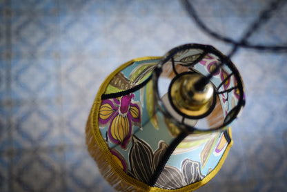 une baladeuse vintage en forme de pagode avec un tissu en soie à motifs floraux sur fond bleu. Cordon torsadé noir. Création sur mesure unique d'une abat jour près de rennes en bretagne