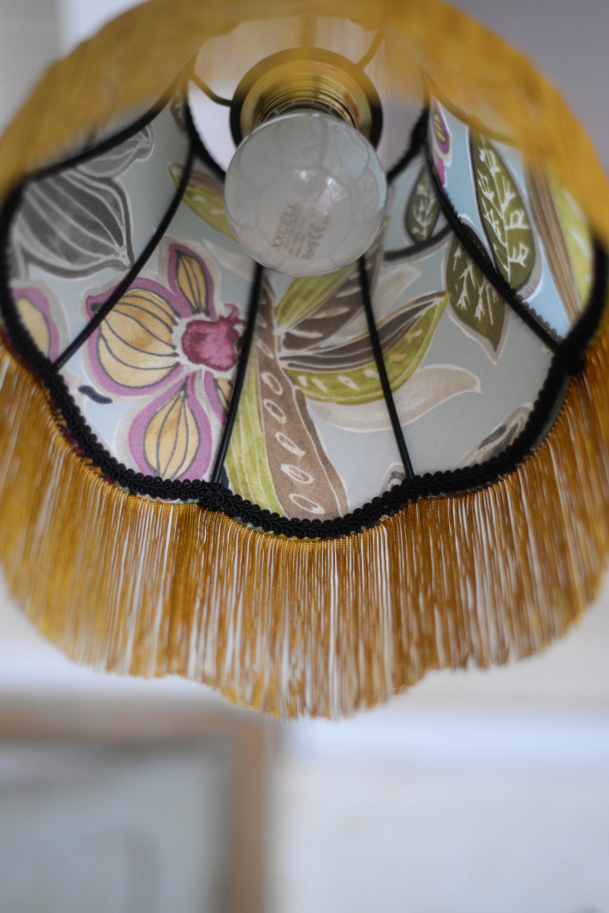 une baladeuse vintage en forme de pagode avec un tissu en soie à motifs floraux sur fond bleu. Cordon torsadé noir. Création sur mesure unique d'une abat jour près de rennes en bretagne