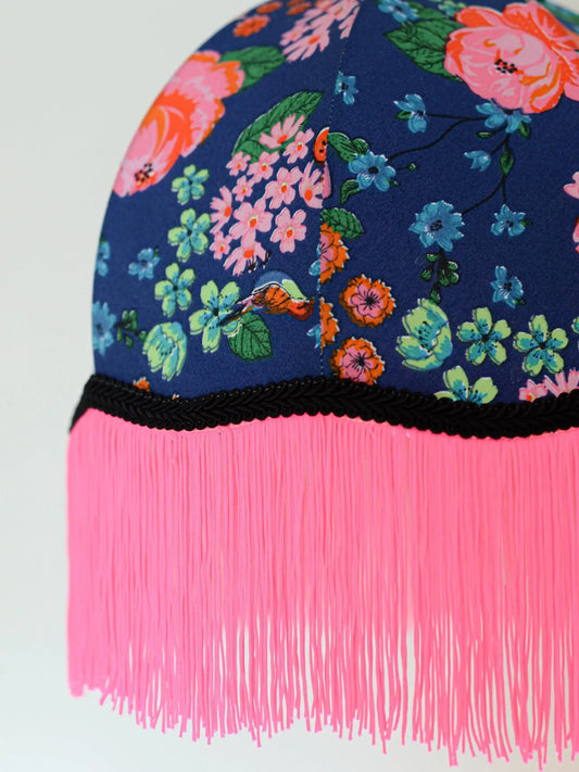 Baladeuse vintage tissu fleuri/franges roses - Lumière à tous les Etages 