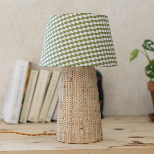 Lampe d'appoint en raphia naturel et abat-jour vichy vert et blanc. Fabrication artisanale en Bretagne