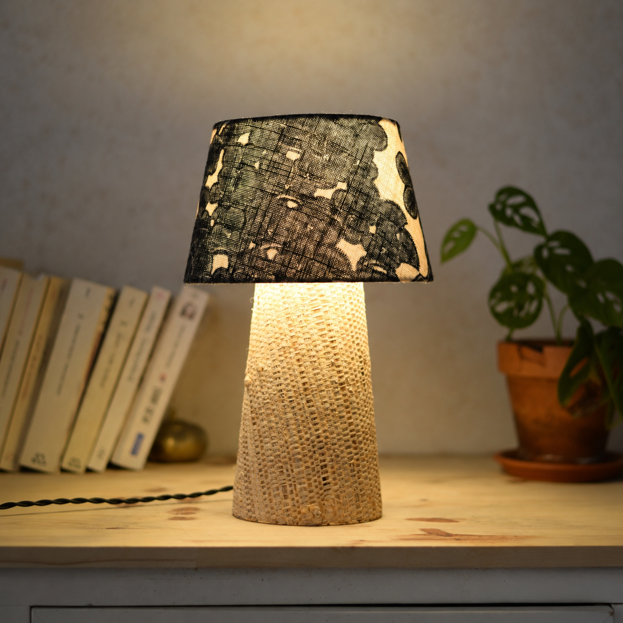 lampe à poser en raphia et lin allumée