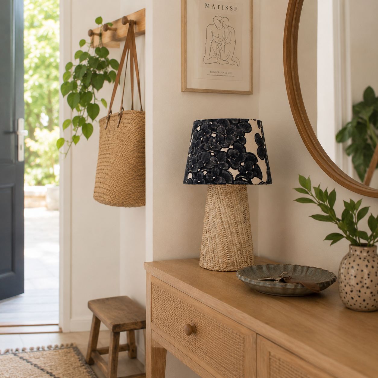 lampe à poser en raphia et lin sur une console dans une entrée