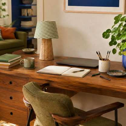 lampe d'appoint en tissu vichy et pied raphia sur un bureau