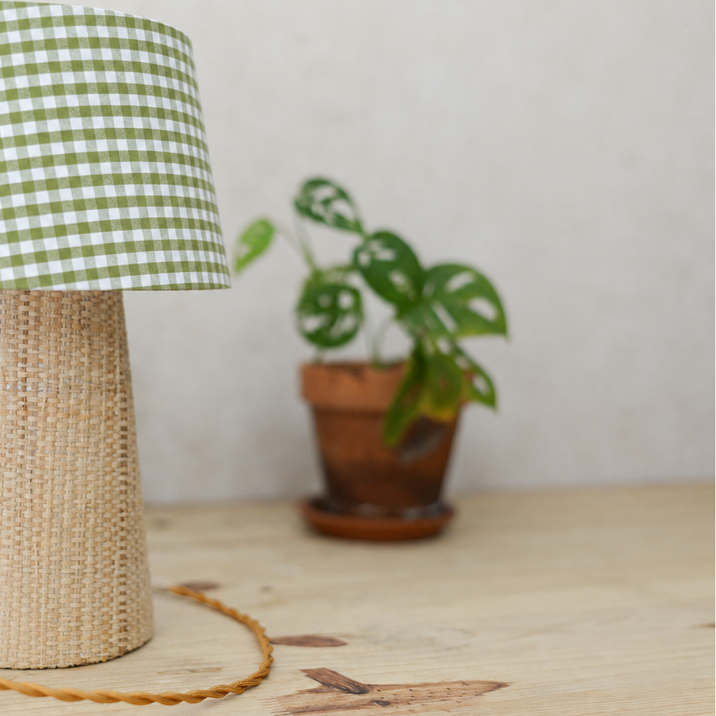 lampe d'appoint en vichy vert et écru et pied en raphia. Fabrication artisanale en Bretagne