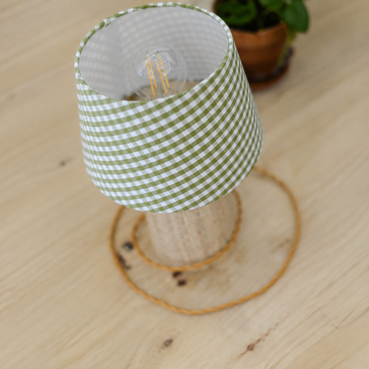 Vue intérieure de l’abat-jour conique en vichy vert et blanc de la lampe  d'appoint artisanale Colette Fabrication artisanale en Bretagne