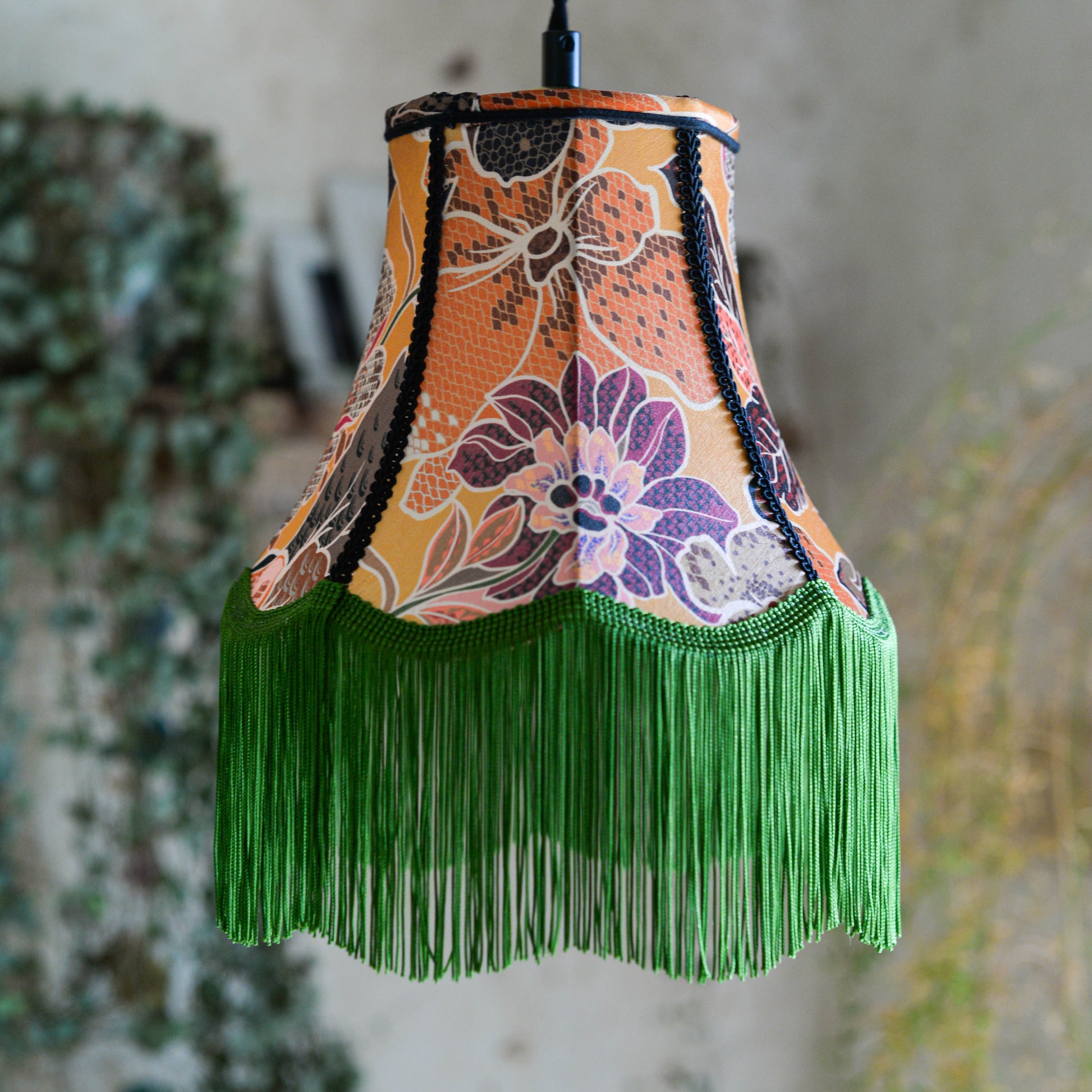 lampe baladeuse en forme de pagode réalisée à la main en satin fleuri fond ocre et motifs floraux. Création sur mesure d'une abat-jouriste située à rennes en bretagne