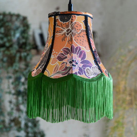 lampe baladeuse en forme de pagode réalisée à la main en satin fleuri fond ocre et motifs floraux. Création sur mesure d'une abat-jouriste située à rennes en bretagne