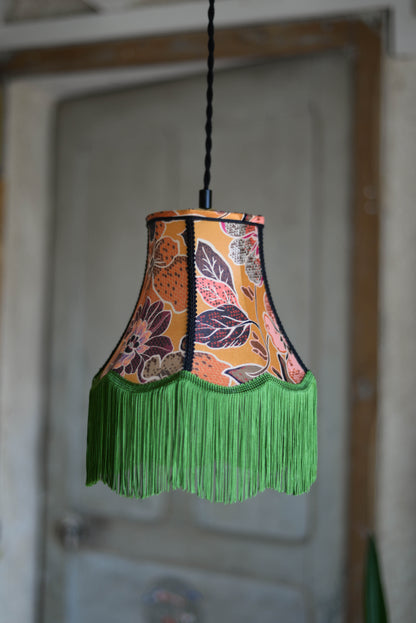 lampe baladeuse en forme de pagode réalisée à la main en satin fleuri fond ocre et motifs floraux. Création sur mesure d'une abat-jouriste située à rennes en bretagne