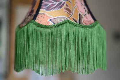 lampe baladeuse en forme de pagode réalisée à la main en satin fleuri fond ocre et motifs floraux. Création sur mesure d'une abat-jouriste située à rennes en bretagne