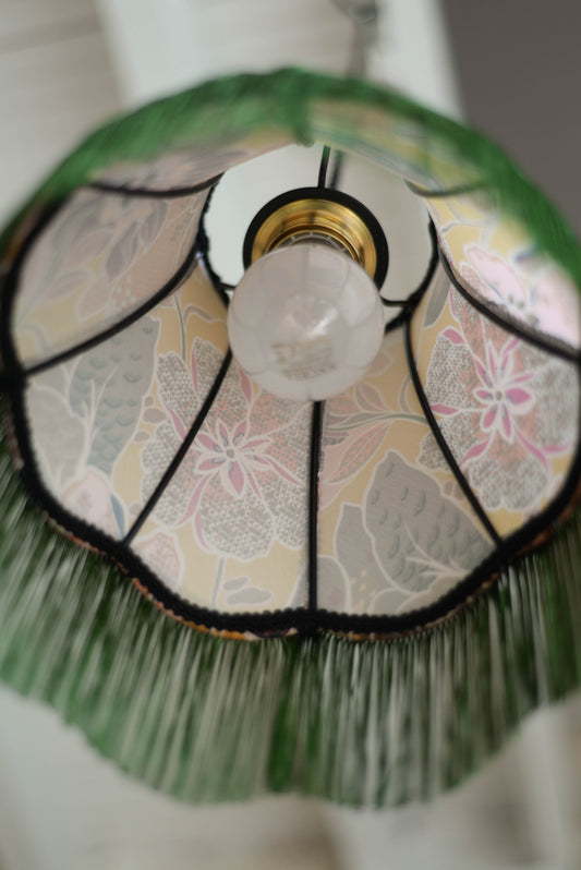 lampe baladeuse en forme de pagode réalisée à la main en satin fleuri fond ocre et motifs floraux. Création sur mesure d'une abat-jouriste située à rennes en bretagne