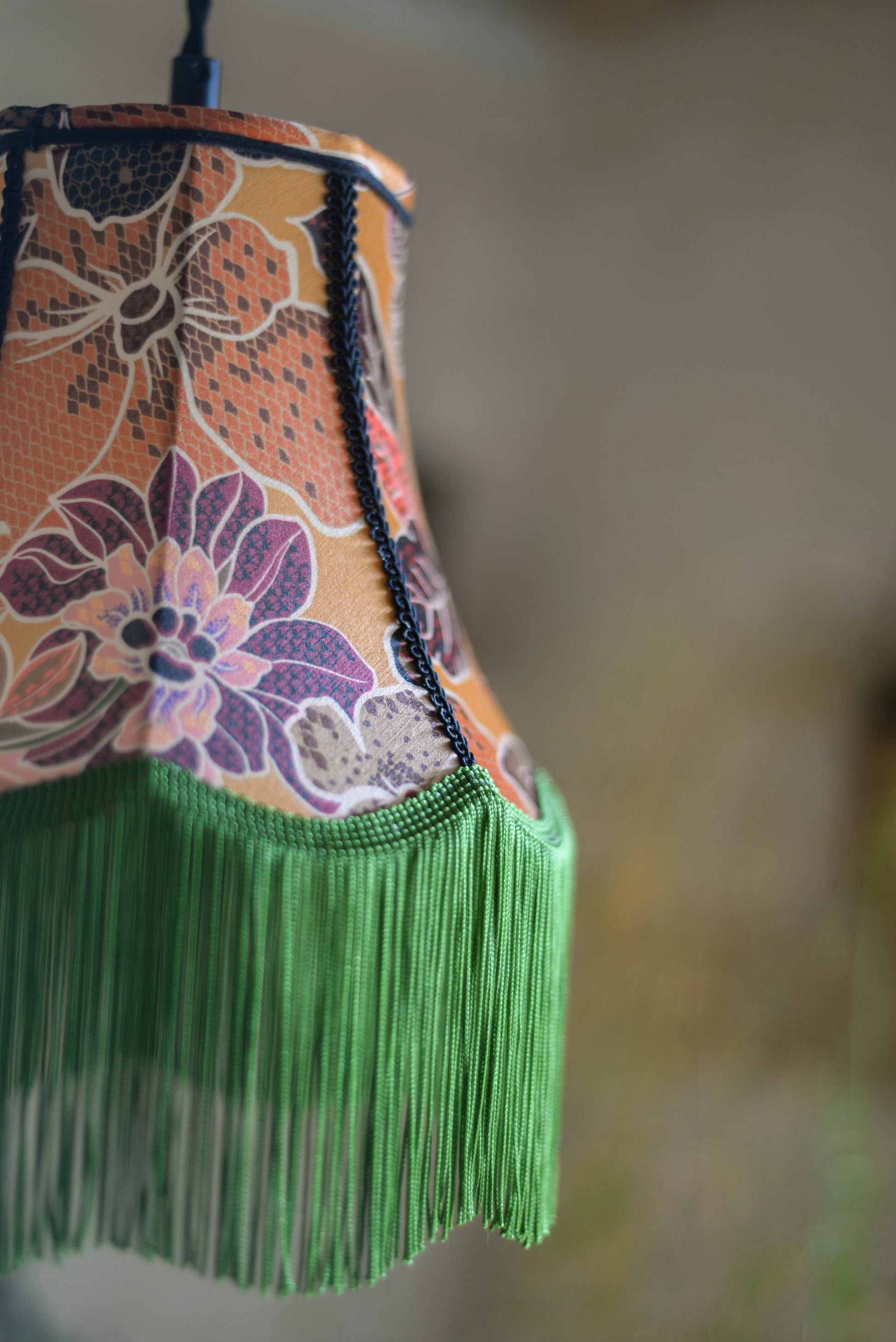 lampe baladeuse en forme de pagode réalisée à la main en satin fleuri fond ocre et motifs floraux. Création sur mesure d'une abat-jouriste située à rennes en bretagne