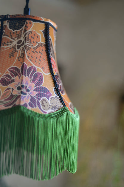 lampe baladeuse en forme de pagode réalisée à la main en satin fleuri fond ocre et motifs floraux. Création sur mesure d'une abat-jouriste située à rennes en bretagne