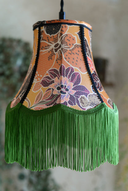 lampe baladeuse en forme de pagode réalisée à la main en satin fleuri fond ocre et motifs floraux. Création sur mesure d'une abat-jouriste située à rennes en bretagne