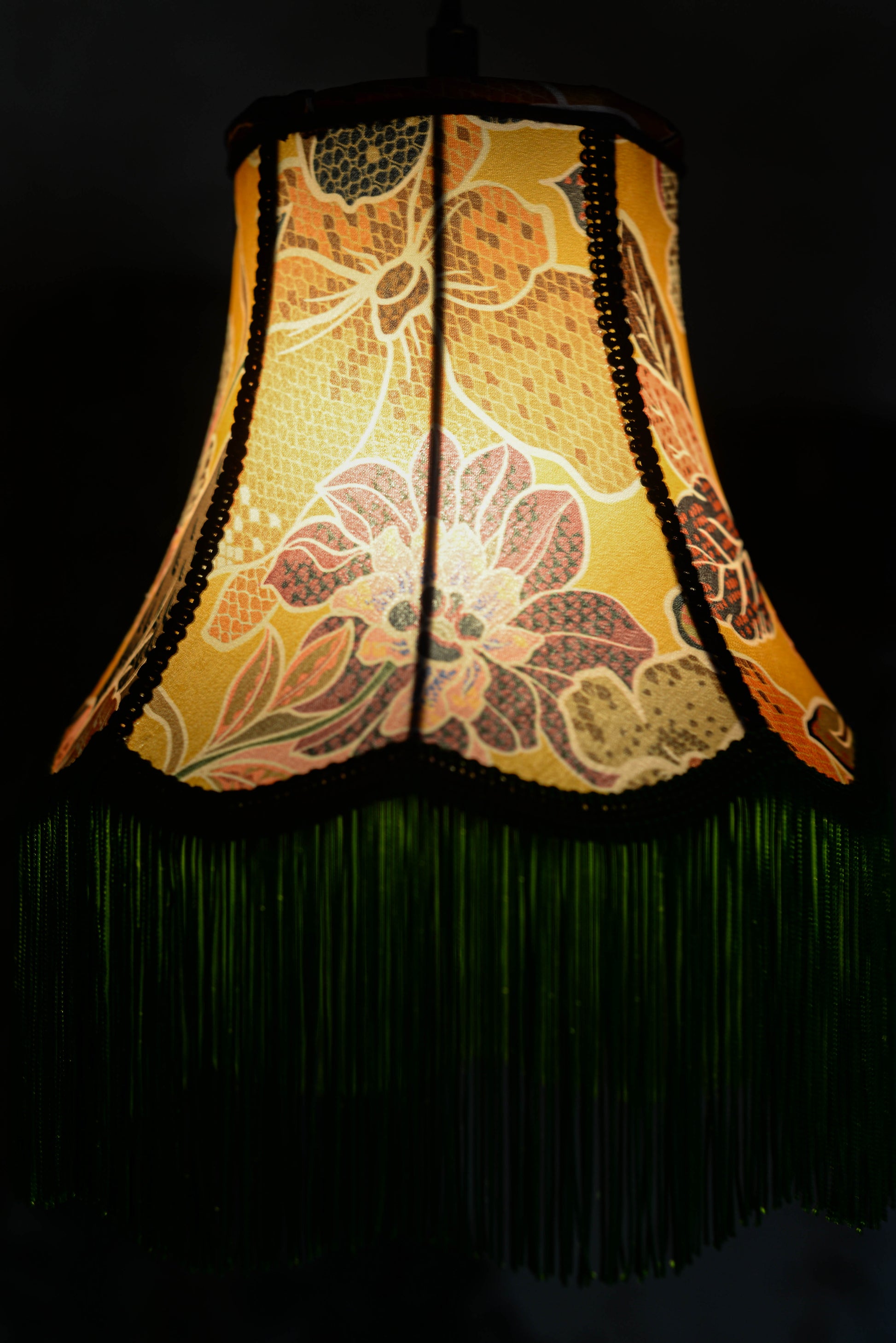 lampe baladeuse en forme de pagode réalisée à la main en satin fleuri fond ocre et motifs floraux. Création sur mesure d'une abat-jouriste située à rennes en bretagne