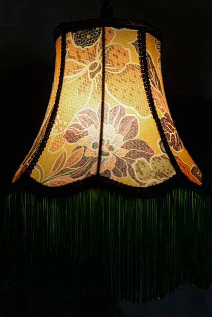 lampe baladeuse en forme de pagode réalisée à la main en satin fleuri fond ocre et motifs floraux. Création sur mesure d'une abat-jouriste située à rennes en bretagne