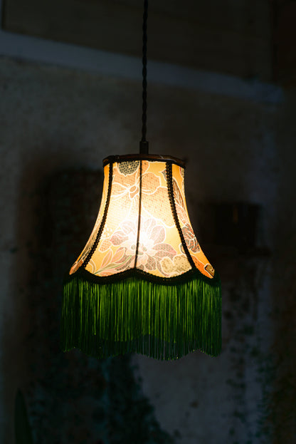 lampe baladeuse en forme de pagode réalisée à la main en satin fleuri fond ocre et motifs floraux. Création sur mesure d'une abat-jouriste située à rennes en bretagne