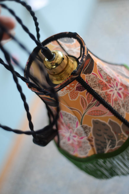 lampe baladeuse en forme de pagode réalisée à la main en satin fleuri fond ocre et motifs floraux. Création sur mesure d'une abat-jouriste située à rennes en bretagne