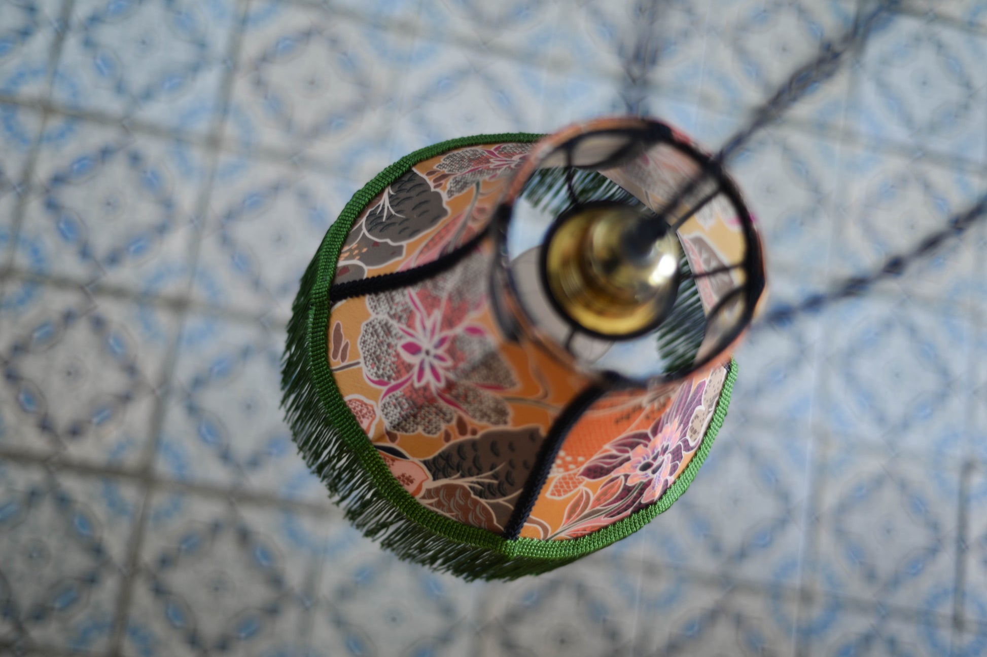 lampe baladeuse en forme de pagode réalisée à la main en satin fleuri fond ocre et motifs floraux. Création sur mesure d'une abat-jouriste située à rennes en bretagne