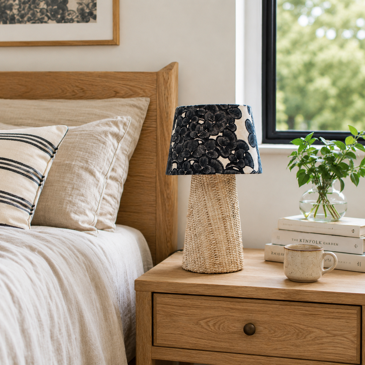 lampe à poser en raphia et lin sur une table de chevet