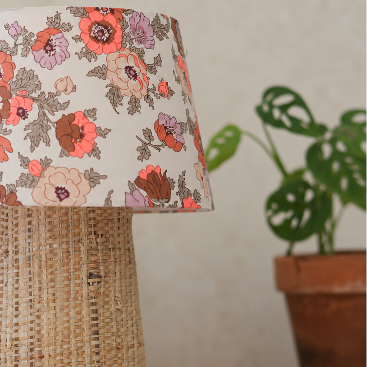 lampe à poser en raphia et liberty