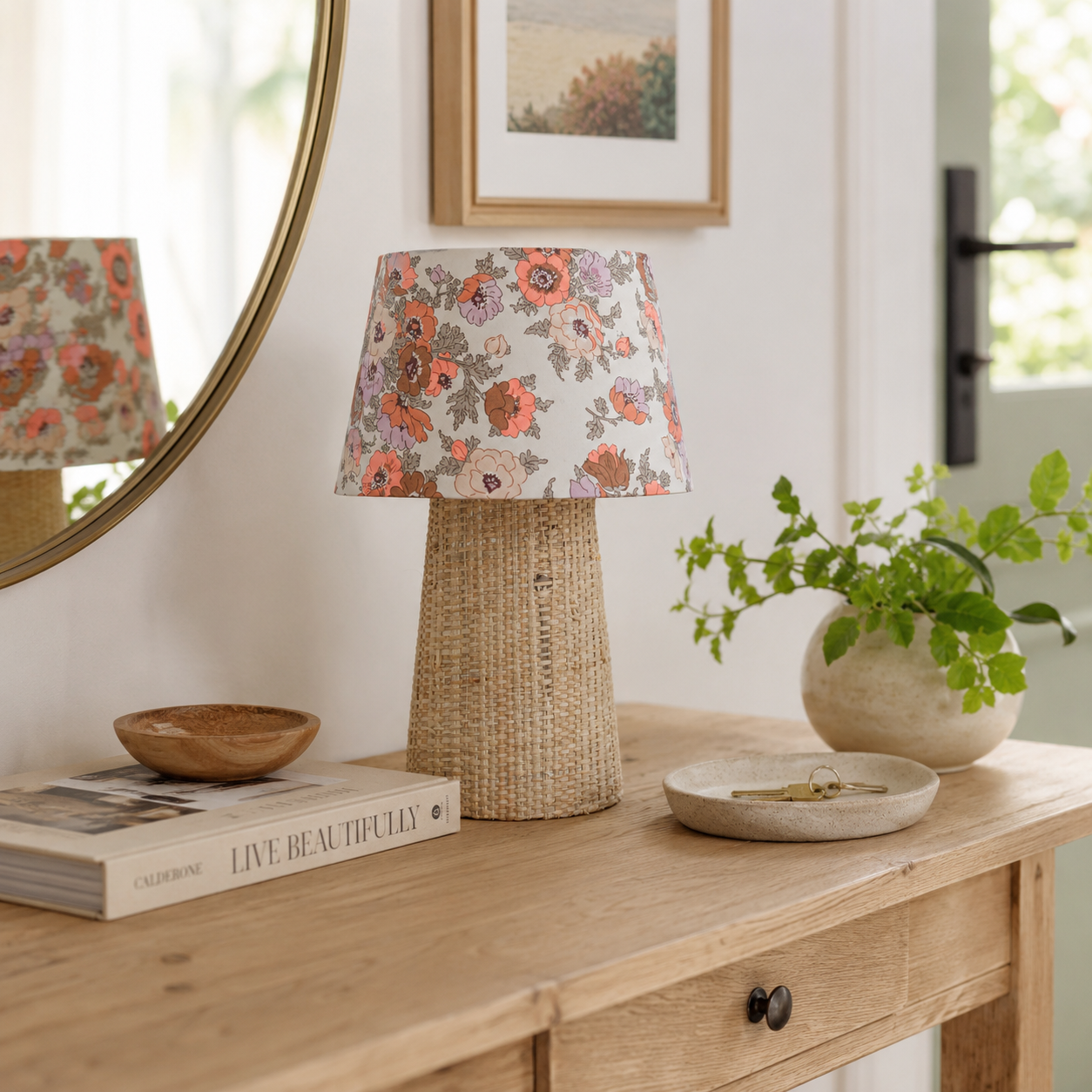 lampe à poser avec un pied en raphia et un abat jour en tissu fleuri liberty