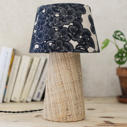 lampe à poser en raphia et lin tissu thevenon