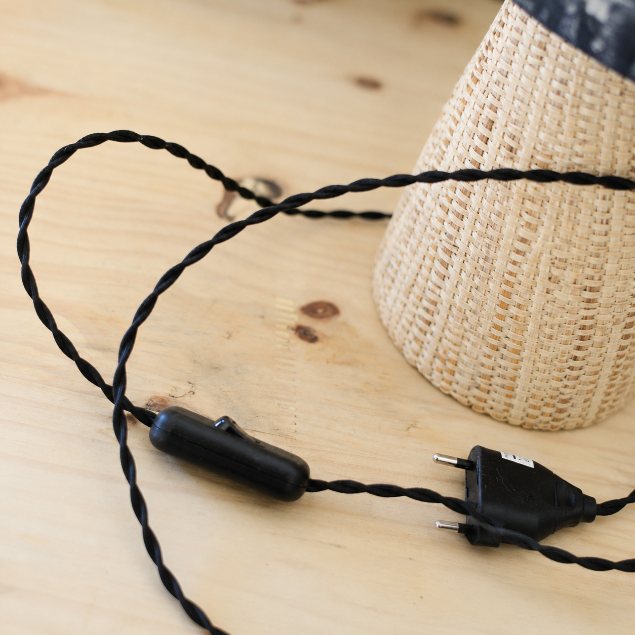 détail du cordon torsadé d'une lampe à poser en raphia et lin